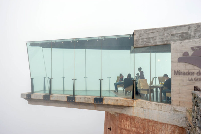 Glass Restaurant im Nebel
