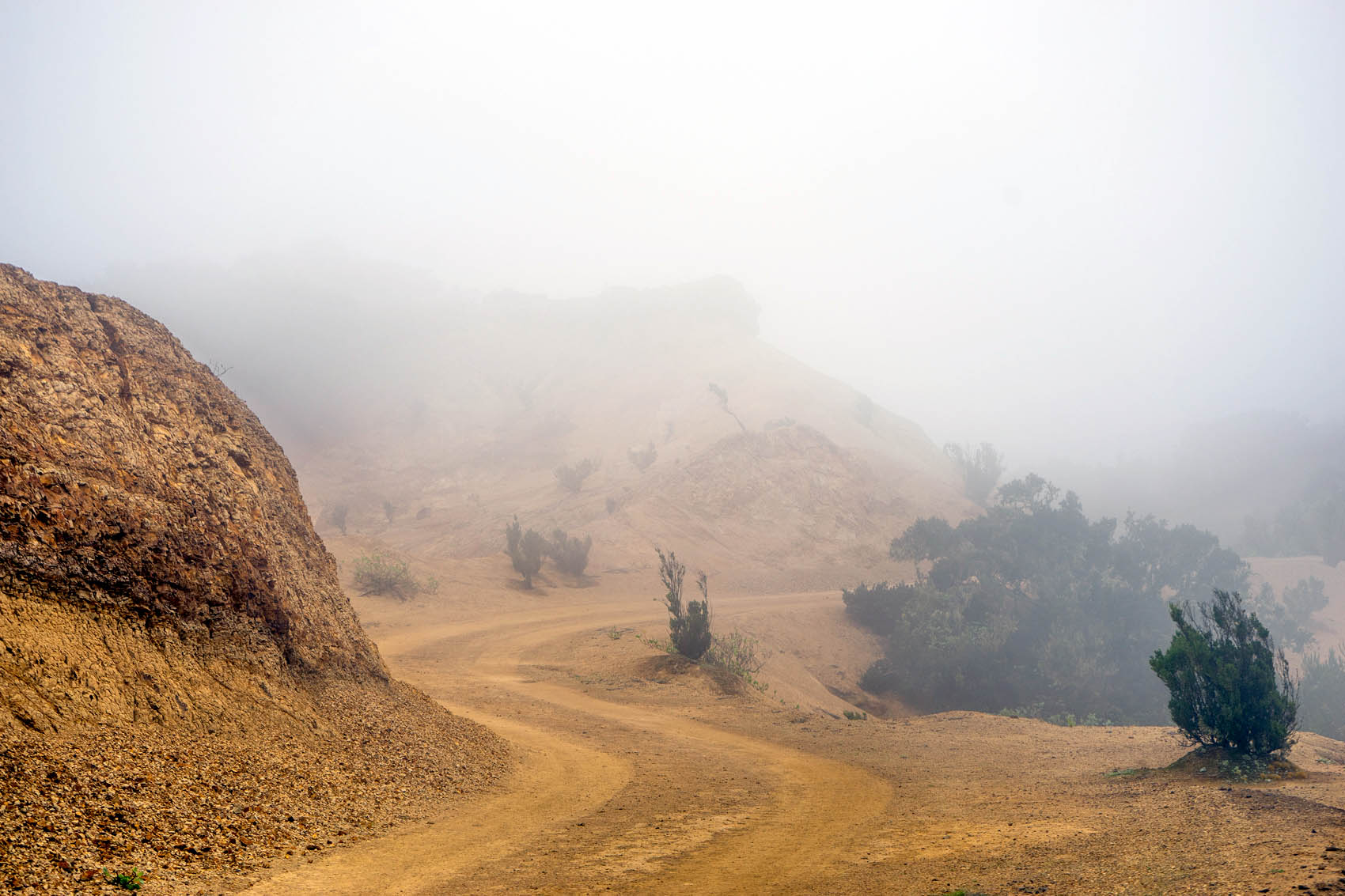 Bizarre Nebel Landschaften auf der Insel Gomera mit hellem Sand.