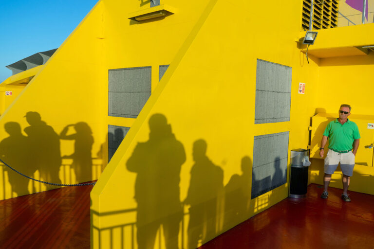 Gelbe Schatten auf Schiff