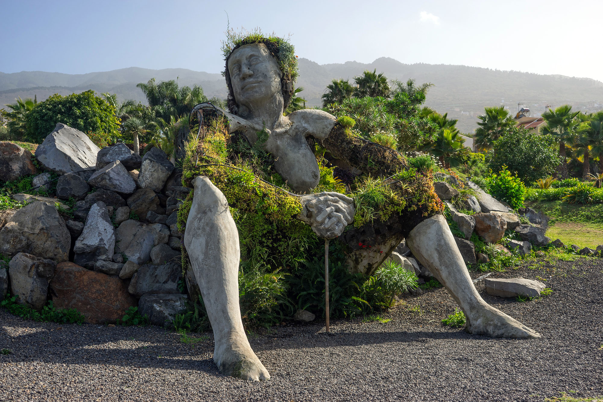 Moos bedeckte Statue in Santa Ursula Teneriffa
