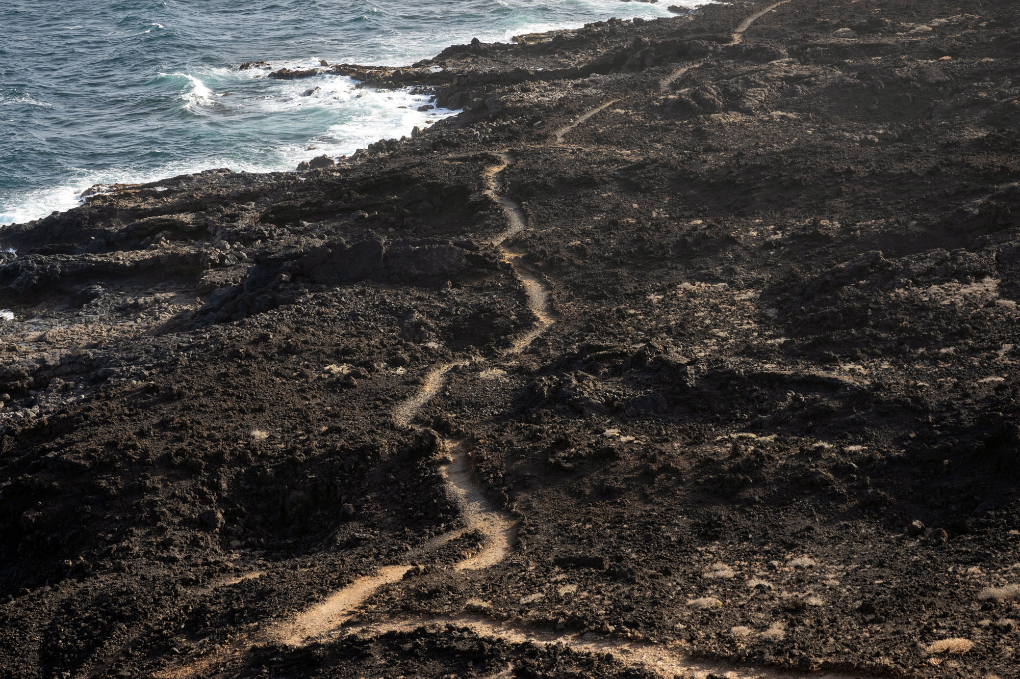 Lava Wanderweg an der Küste